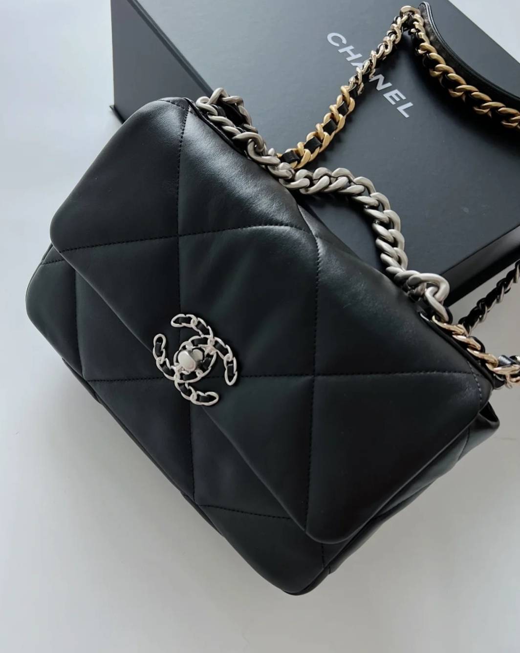 Chanel 19 26cm Lady H Boutique